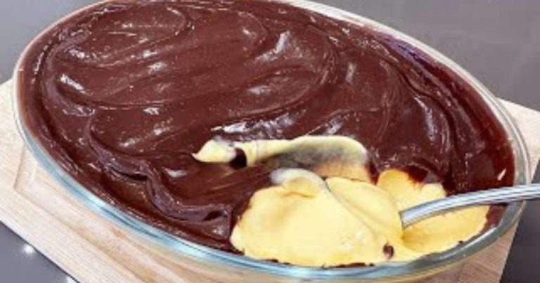 Mousse de Maracujá Cremoso na Travessa com Cobertura de Chocolate