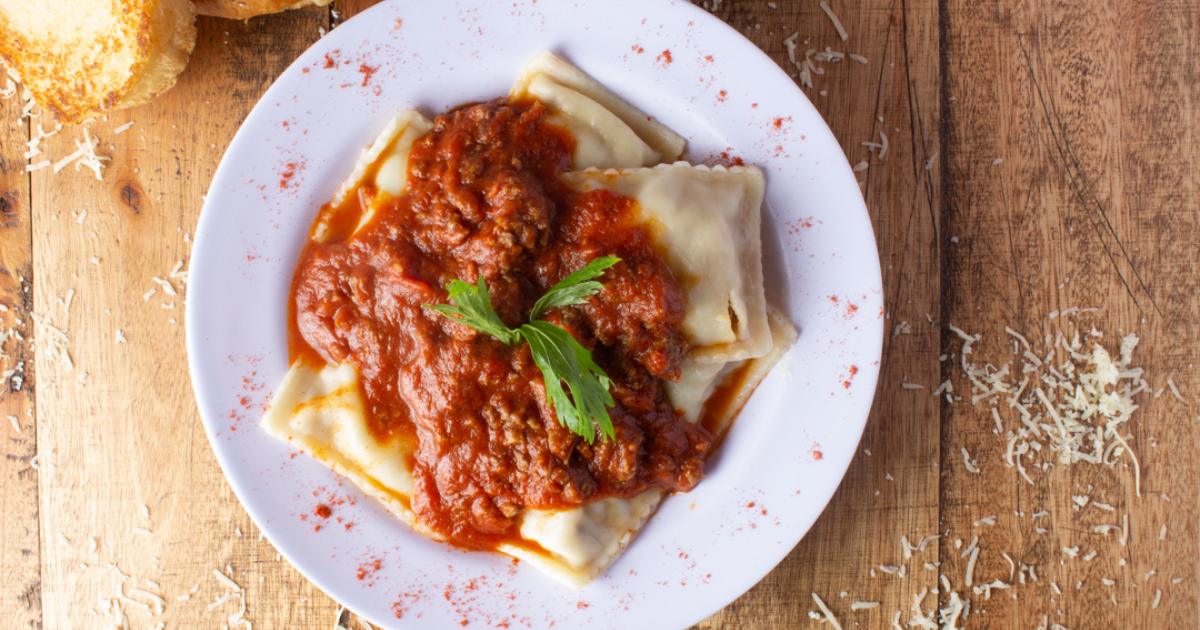 Ravioli é uma deliciosa massa recheada com queijo, carne ou vegetais. Aprenda a fazer essa...