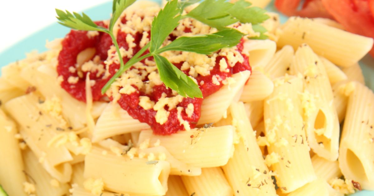 Rigatoni com Molho é uma receita deliciosa e fácil de fazer, que vai deixar sua...