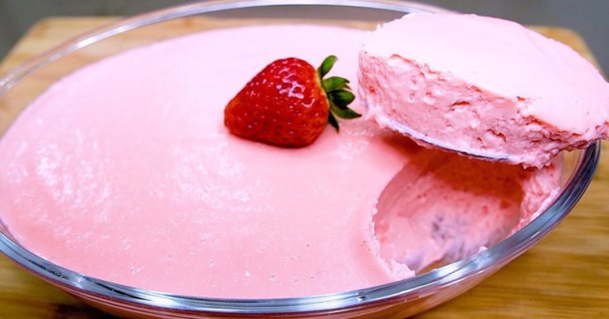 Sobremesas: Mousse de Morango com Tang