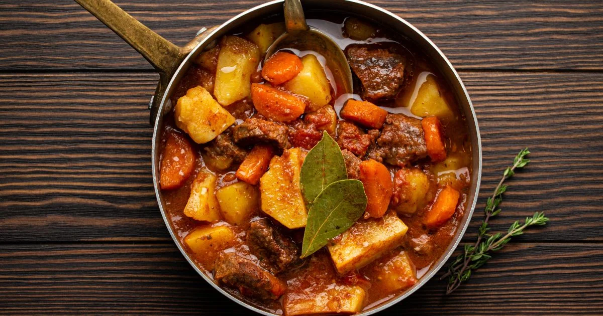 Guisado de Cordeiro é uma deliciosa receita que combina carne macia, legumes e ervas aromáticas....