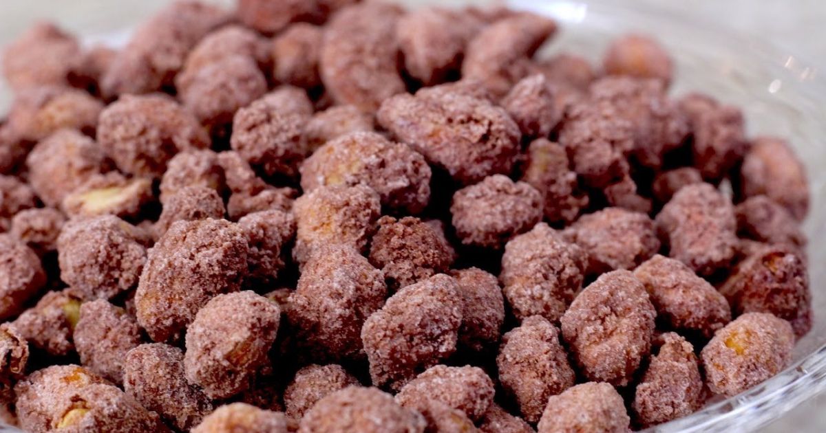 Nesta receita, vamos aprender a fazer um delicioso amendoim doce crocante, perfeito para as festas...