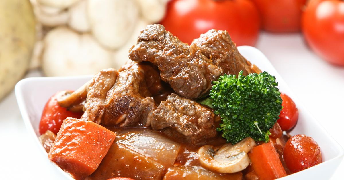 Mas por aqui você verá uma versão Boeuf Bourguignon onde a carne é selada com...