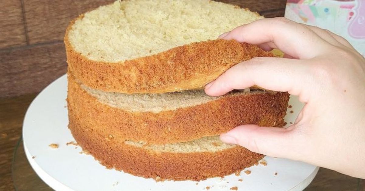 Nesta receita, aprenda a fazer um delicioso bolo branco de aniversário, simples e fofo. Ideal...