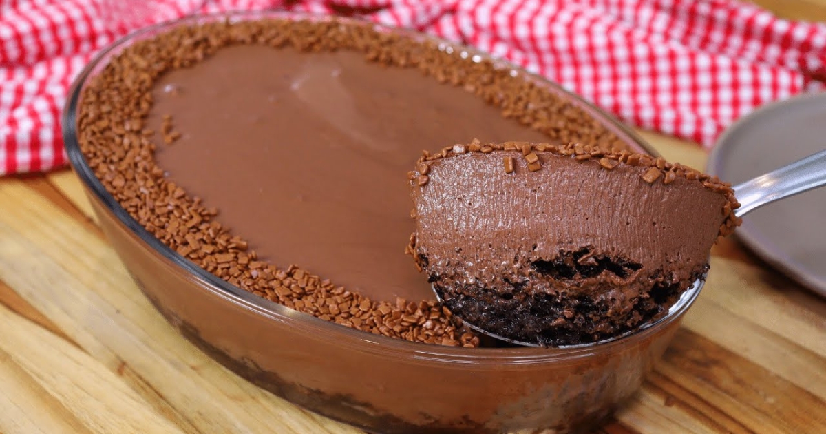 Esta receita é uma combinação irresistível de massa de bolo chocolatuda com uma mousse de...