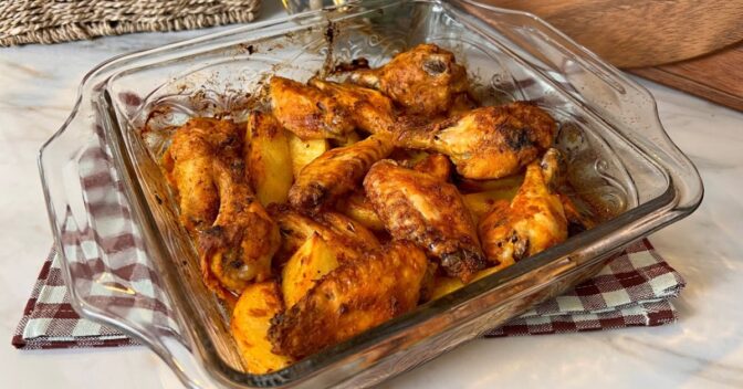 Aves: Asinha e Coxinha de Frango Assado com Batatas para o Almoço de Domingo