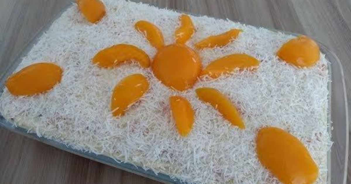 Preparamos uma deliciosa receita de bolo gelado de pêssego na travessa. Este doce é uma...