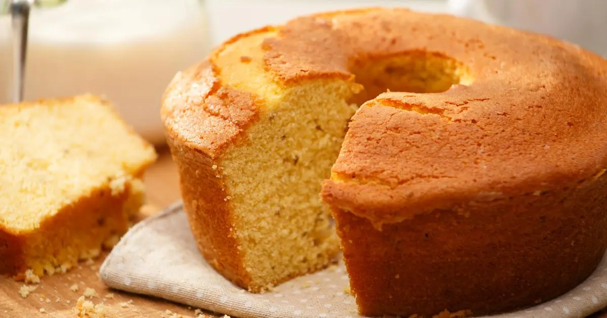 Essa receita de Bolo Sem Manteiga Fofinho e Prático é ideal para qualquer momento e...