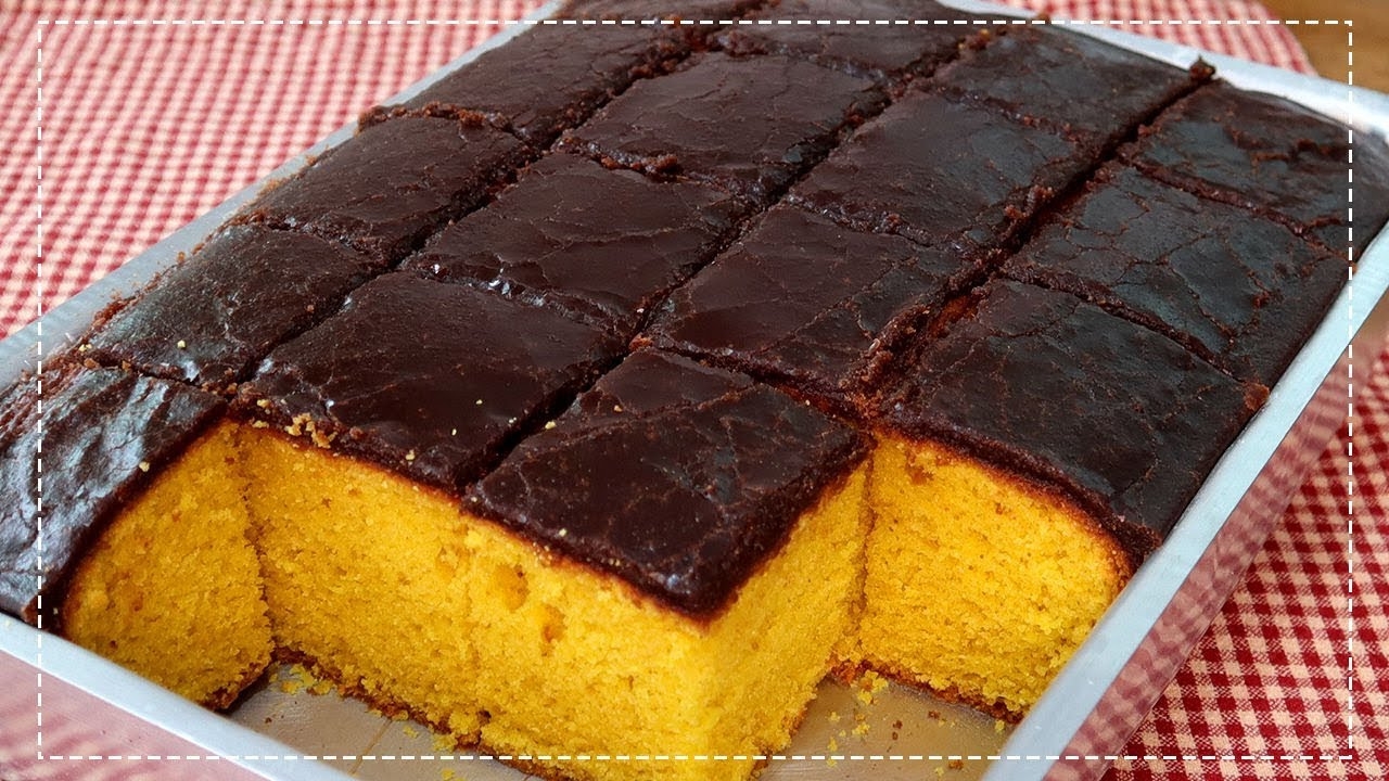 O bolo de cenoura fofinho com casquinha de chocolate é uma delícia tradicional, perfeita para...