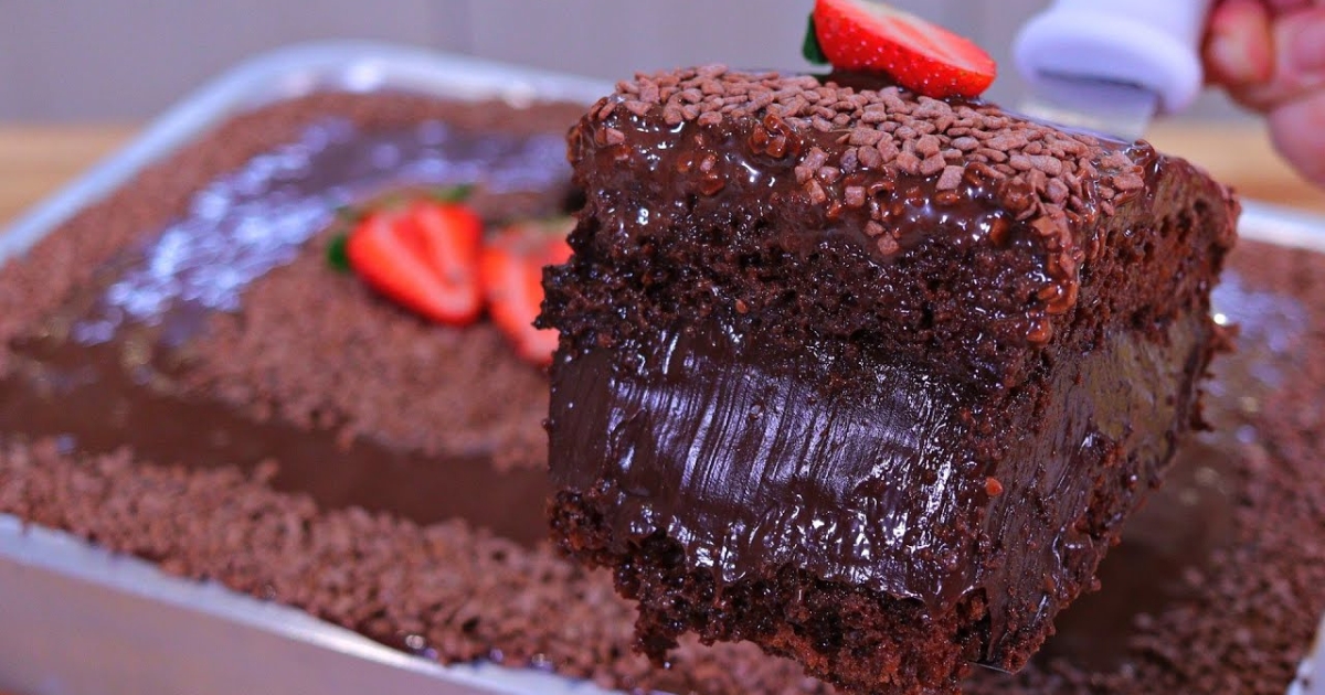 Aceita uma Fatia? Bolo de Chocolate de Massa Molhadinha e Recheio Generoso de Chocolate 😍