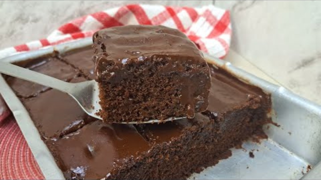 Este bolo de chocolate sem glúten e sem lactose é a opção perfeita para quem...