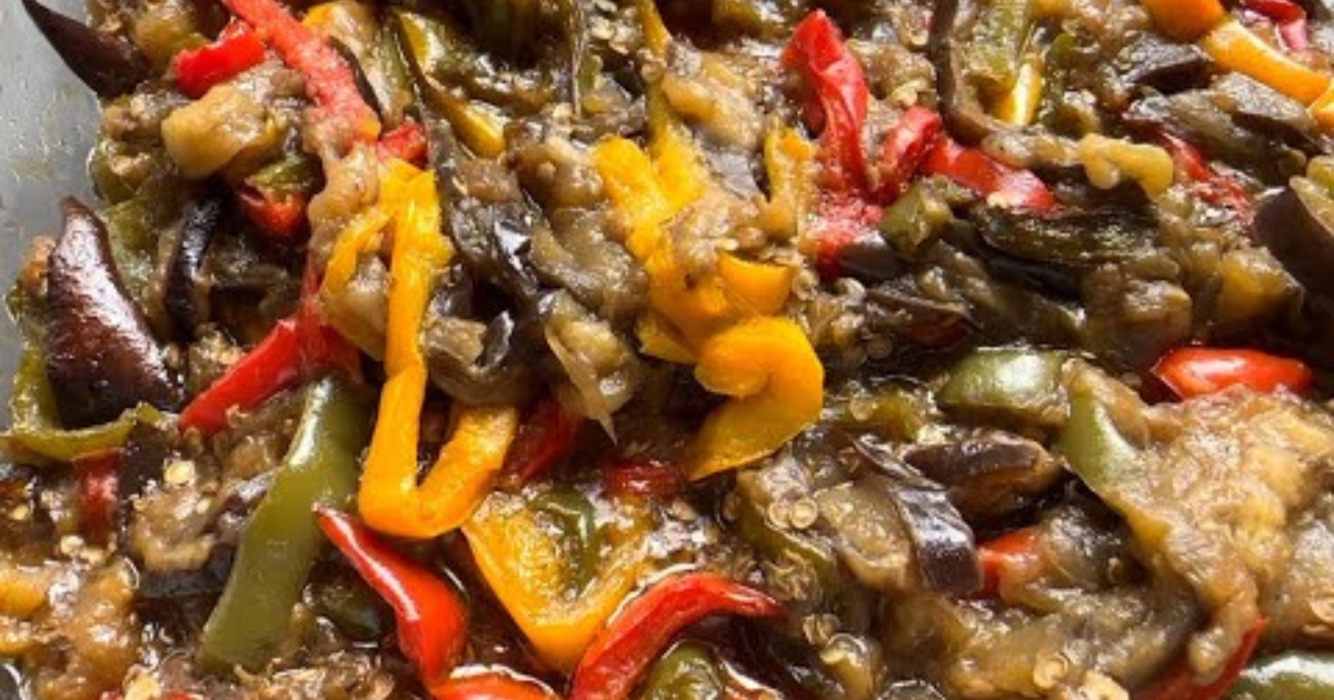 A caponata de berinjela é tradicionalmente servida como antepasto em refeições italianas, mas também pode...