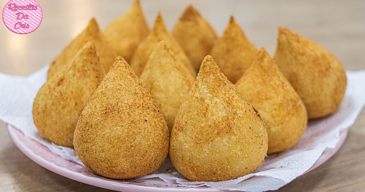 A coxinha de frango é uma iguaria brasileira que combina uma massa crocante por fora...