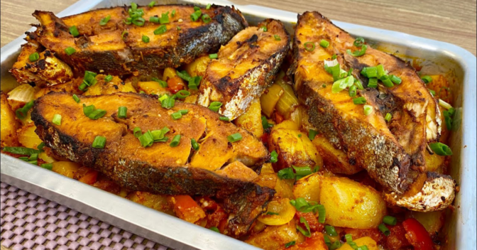 Receitas famosas: Peixe Assado com Batata Para o Almoço em Família