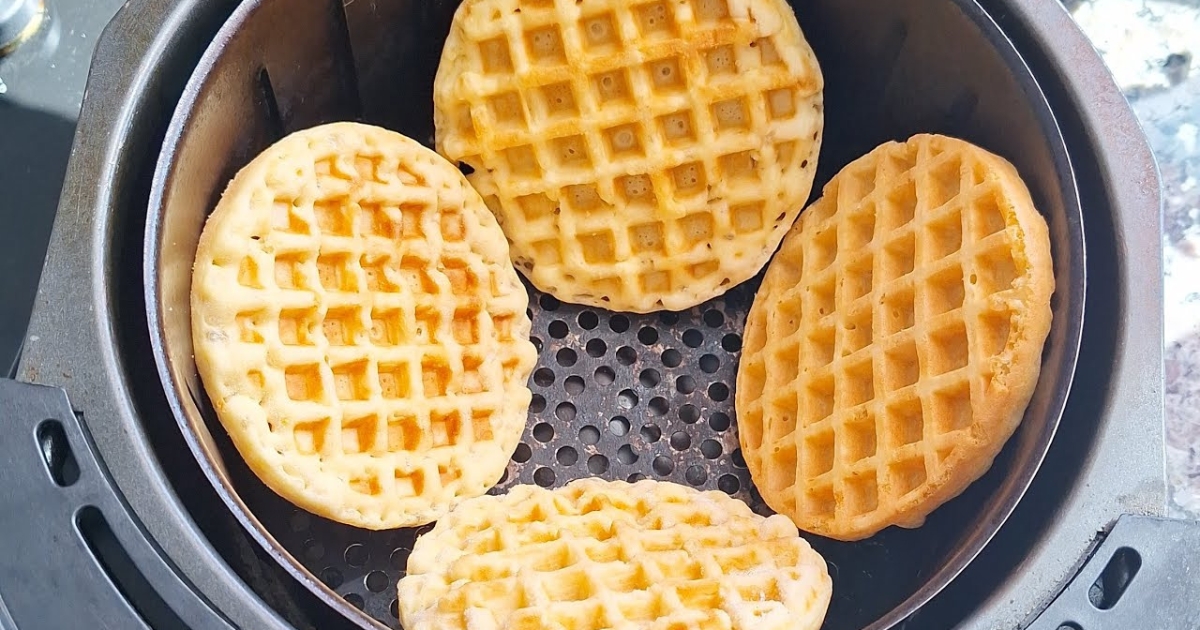 Esses waffles são conhecidos por sua textura dourada e crocante por fora, e macia por...