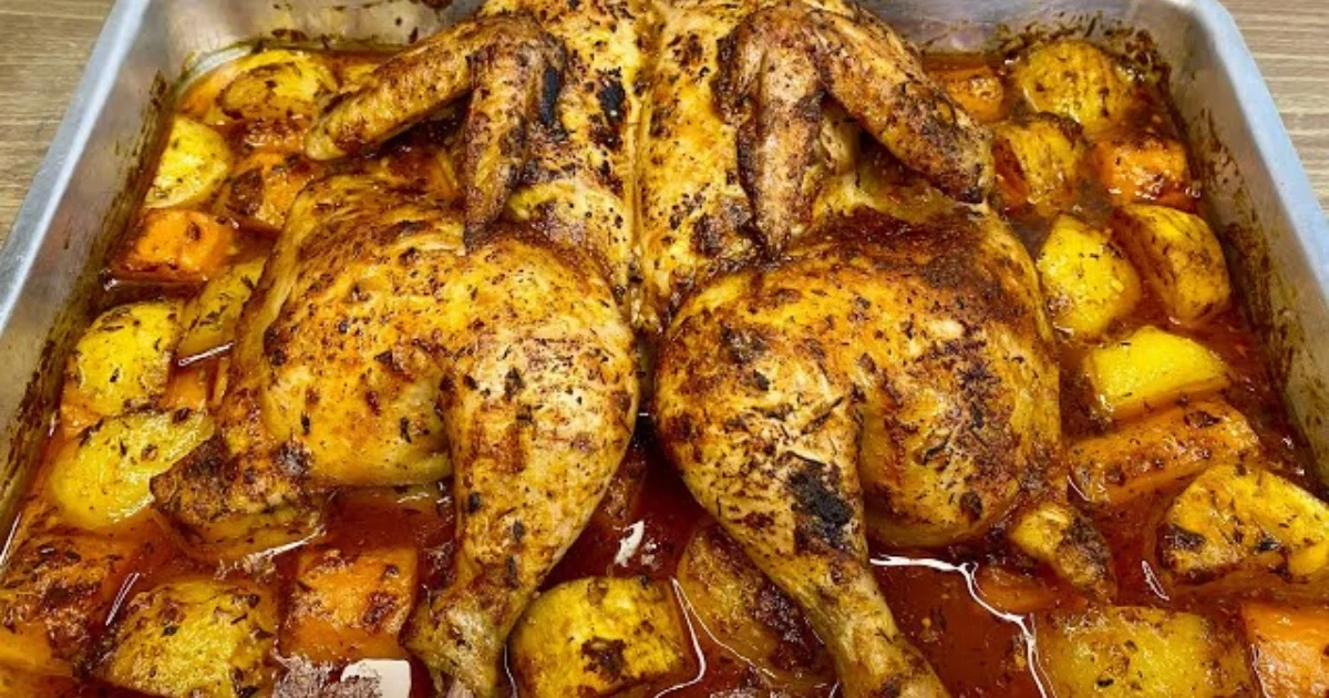 O frango assado fica suculento e dourado, com uma pele crocante e tempero que penetra...