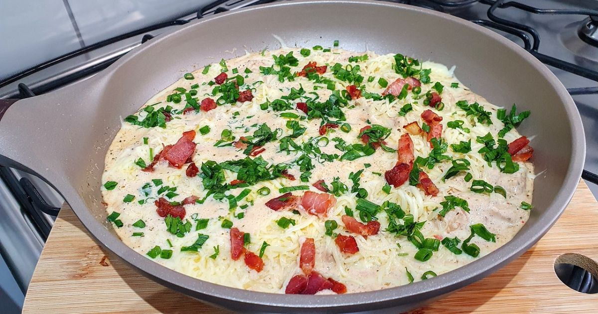 Frango cremoso com creme de bacon é uma receita deliciosa que combina o sabor suculento...