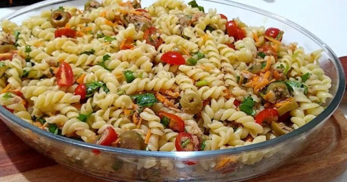 Essa receita consiste em um macarrão parafuso cozido ao dente, misturado com um molho refrescante...