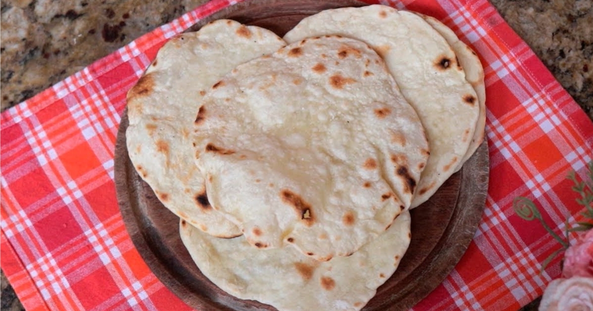 O Pão Árabe é uma deliciosa opção de pão feito com apenas três ingredientes: farinha...