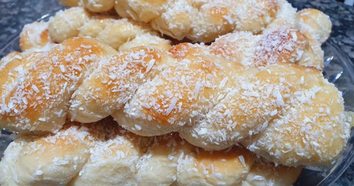 O pão doce de coco trançado é uma deliciosa rosca macia e saborosa, perfeita para...