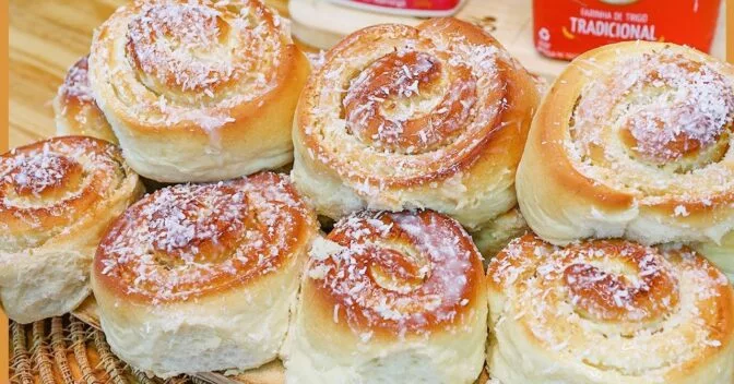 Pães: Pão de Leite com Recheio de Leite Condensado e Coco