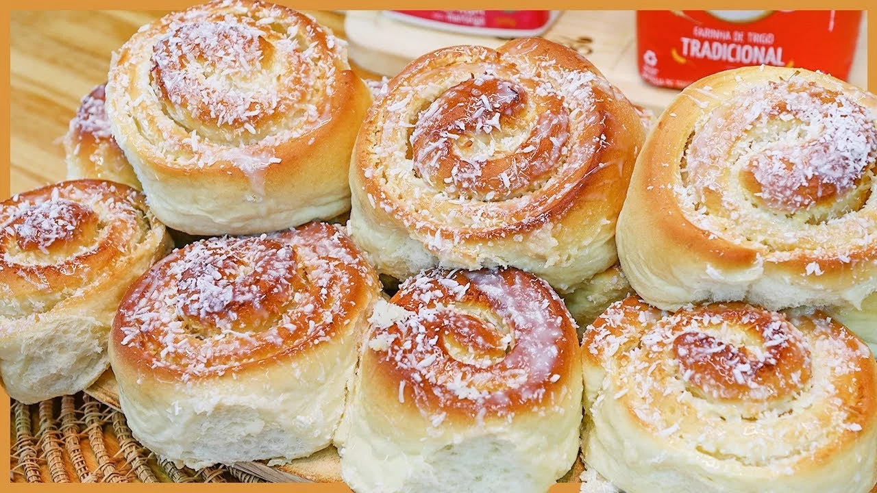 A receita de pão de leite com recheio de leite condensado e coco, conhecida como...