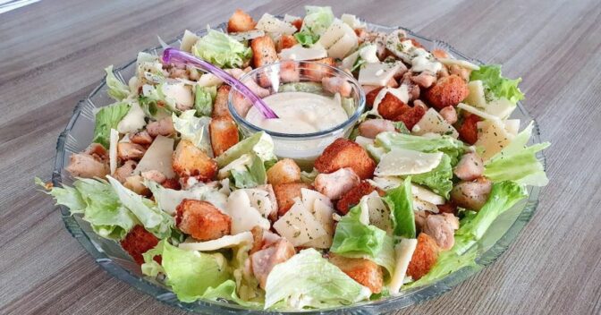 Saladas: Faça essa Deliciosa Receita de Salada Caesar com Frango e Surpreenda o Paladar dos Amigos