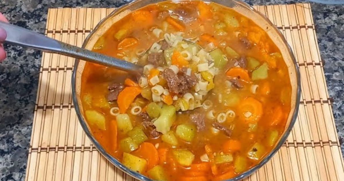 A sopa de macarrão com carne e legumes é uma opção reconfortante e saborosa para...