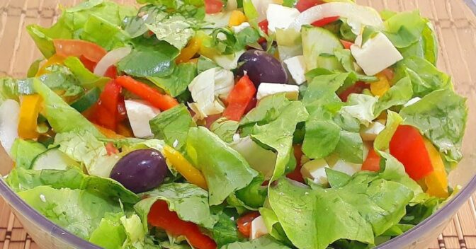 Saladas: Experimente essa Salada Grega Receita Saudável e Fácil de Fazer