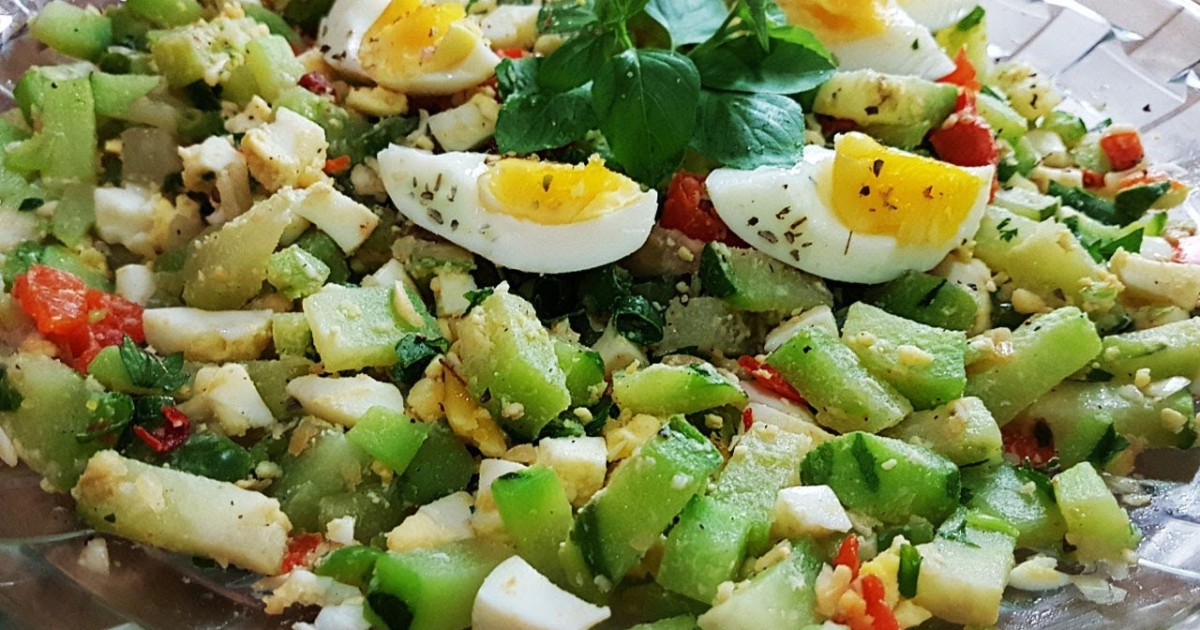 Salada de Chuchu e Ovos O chuchu, ingrediente principal desta preparação, é cozido até ficar...