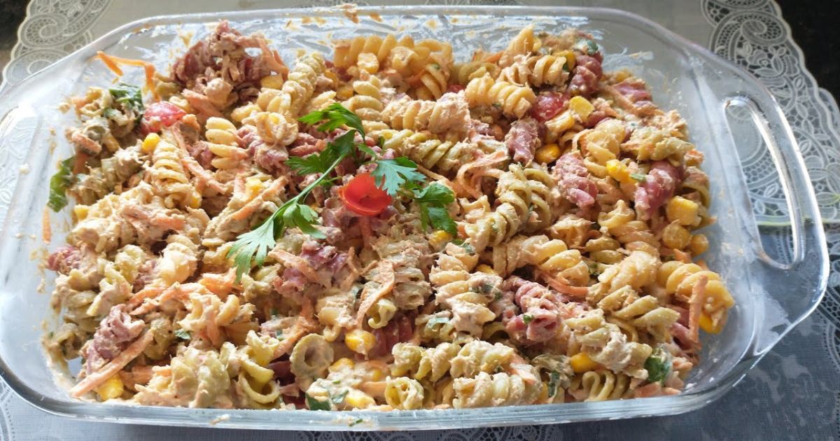 Preparar uma salada de macarrão com bacon é uma maneira deliciosa de combinar ingredientes simples...