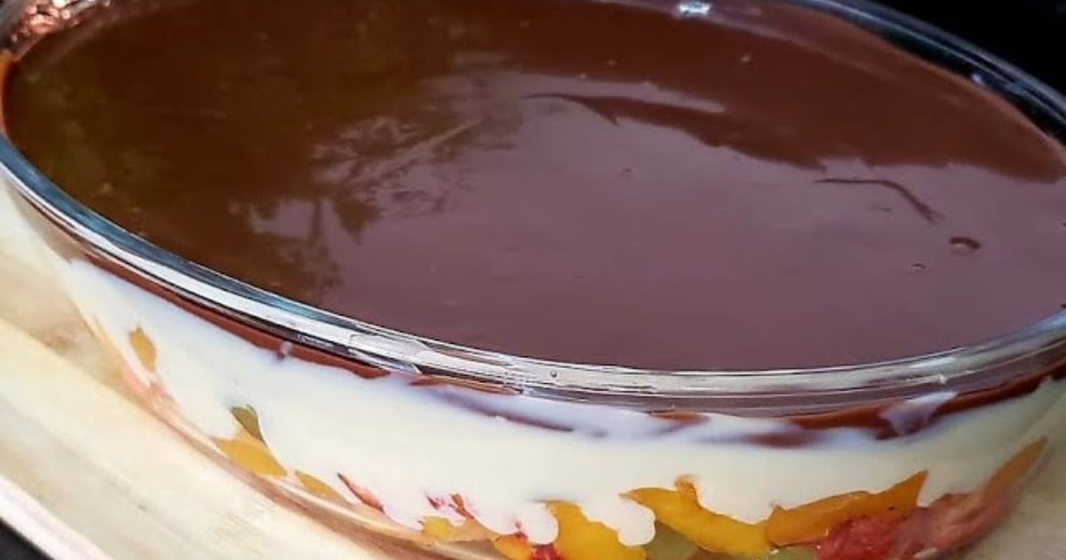 Esta sobremesa de creme com frutas é uma delícia perfeita para celebrar o Dia das...