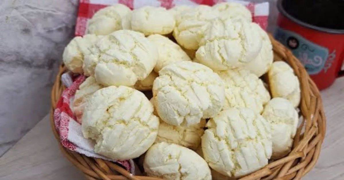 O biscoito de polvilho com coco é uma deliciosa opção de lanche que derrete na...