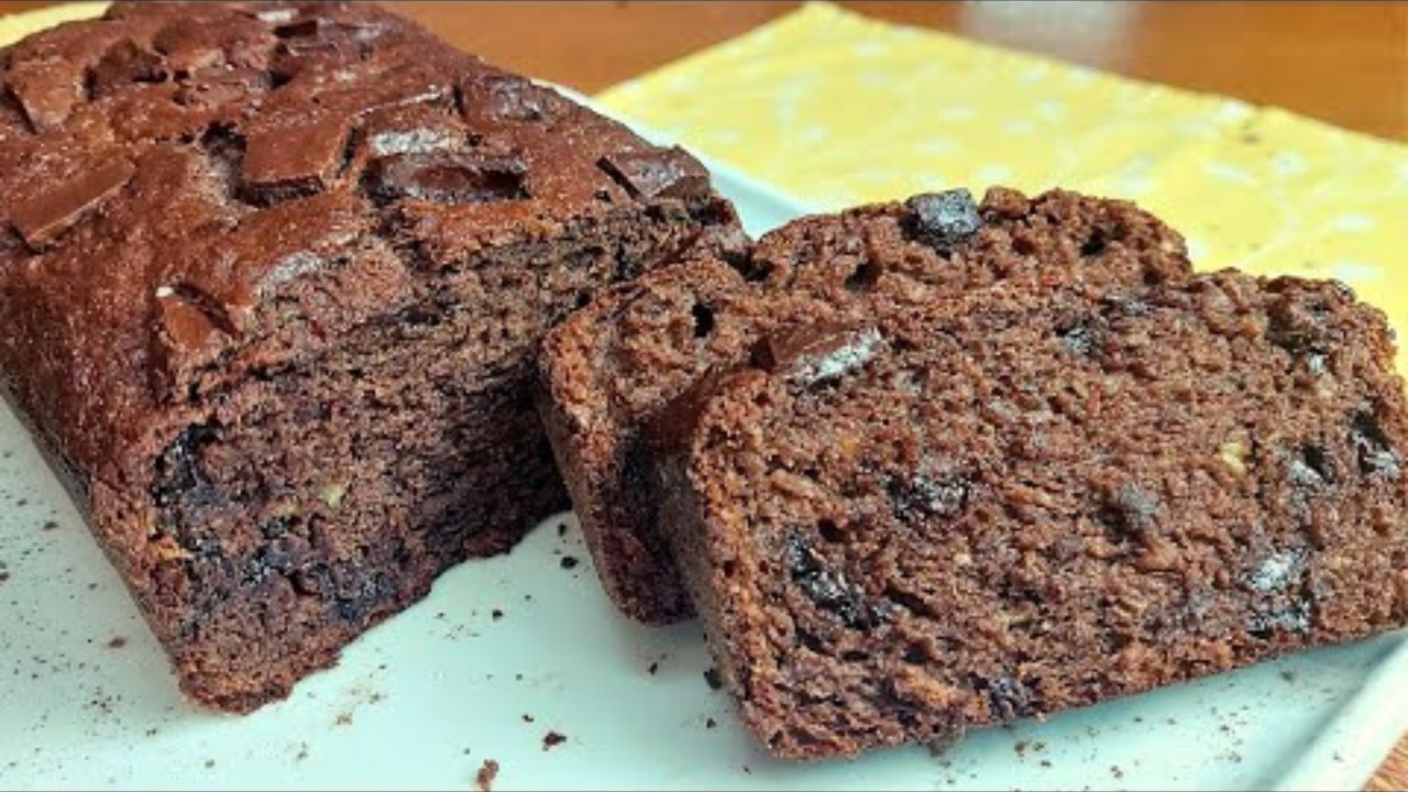 Este bolo de banana com chocolate é uma sobremesa deliciosa e fácil de preparar, perfeita...