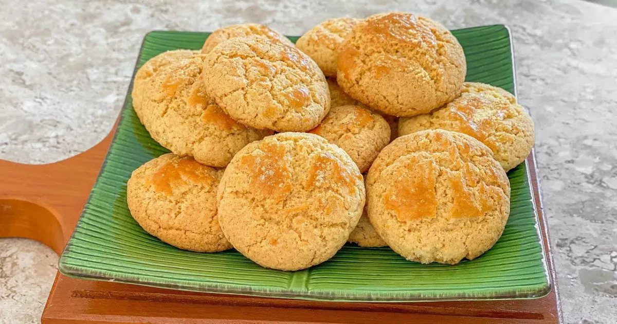 Broa de milho é uma iguaria reconfortante que evoca memórias de cozinha caseira e afeto....