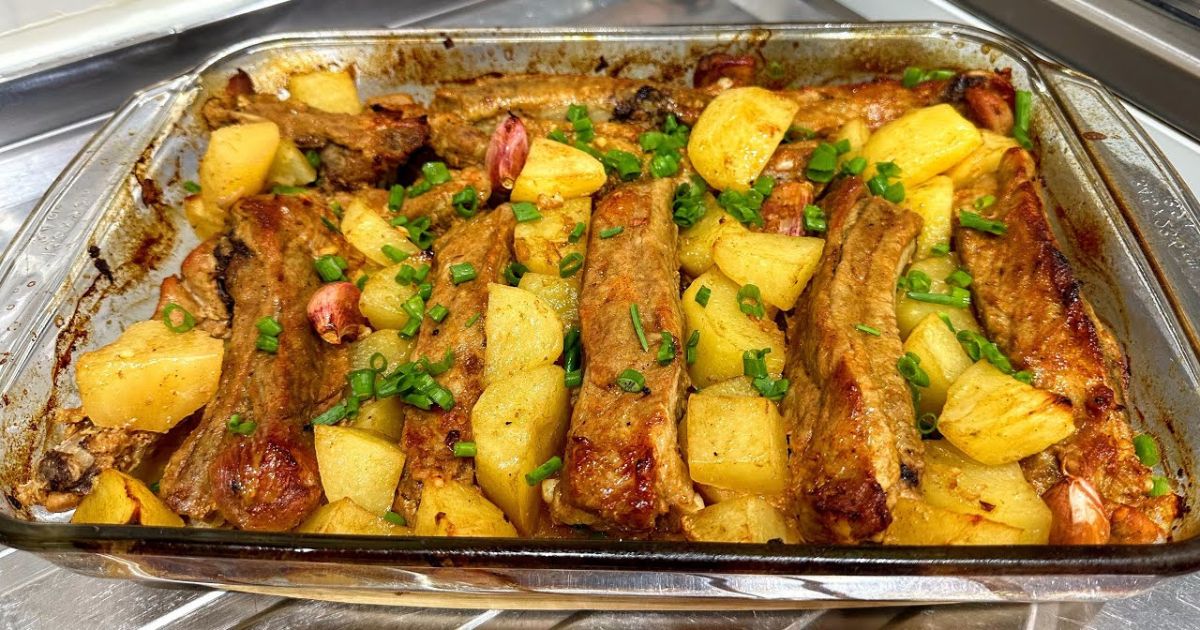 Costelinha de porco com batatas no forno é um prato suculento e saboroso, perfeito para...