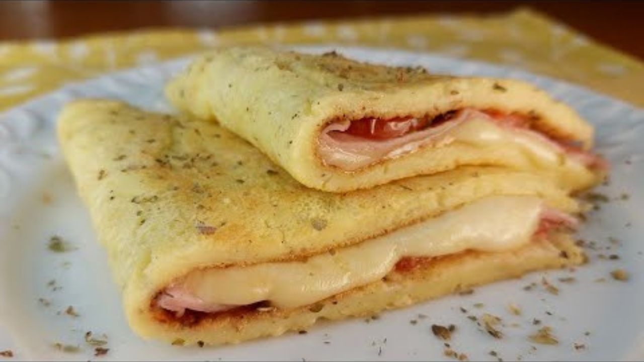 A crepioca de presunto e queijo é uma receita rápida e fácil, ideal para quem...