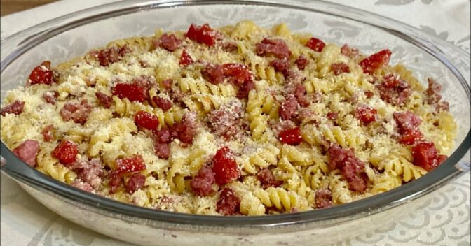 Massas: Macarrão com Linguiça e Queijo Ralado: Receita Fácil e Deliciosa