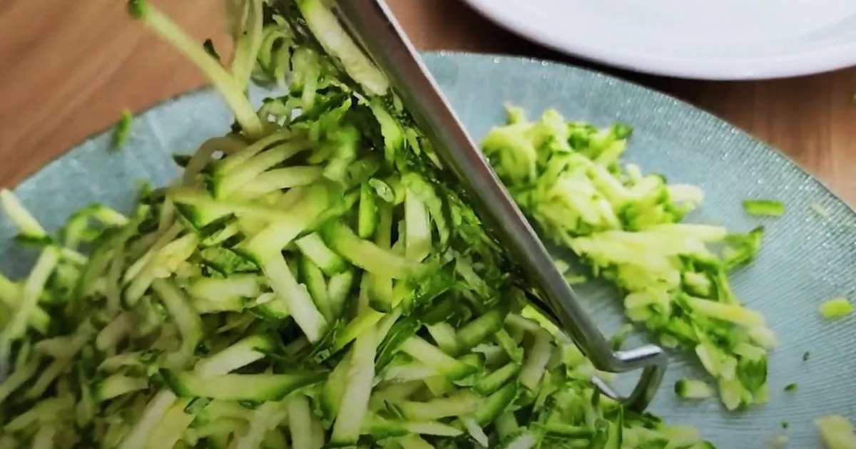 Panqueca de abobrinha é uma opção nutritiva e saborosa para refeições leves e saudáveis. Com...