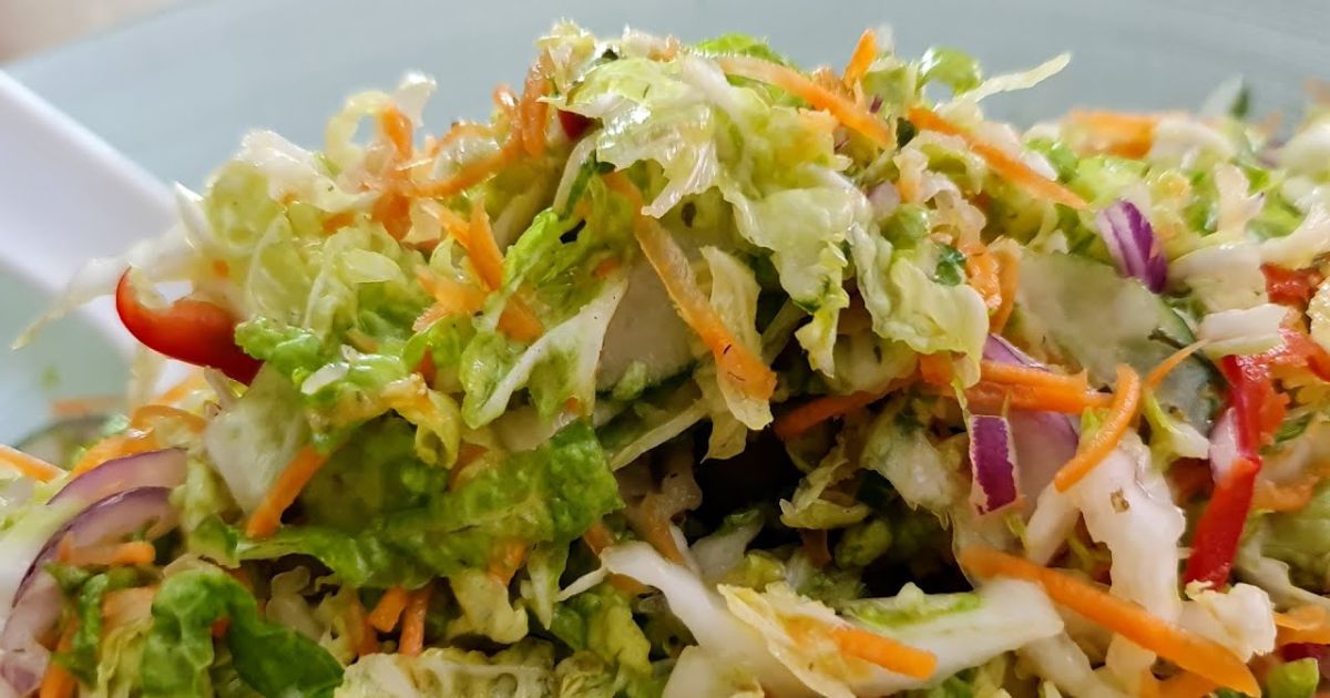 As saladas são verdadeiros coringas na culinária, oferecendo uma infinidade de possibilidades para saborear vegetais...