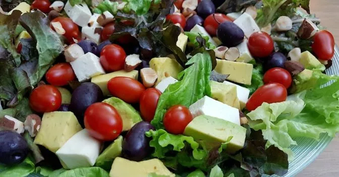 Saladas: Uma Receita Deliciosa de Salada de Alface com Abacate para Acompanhar o Almoço de Domingo