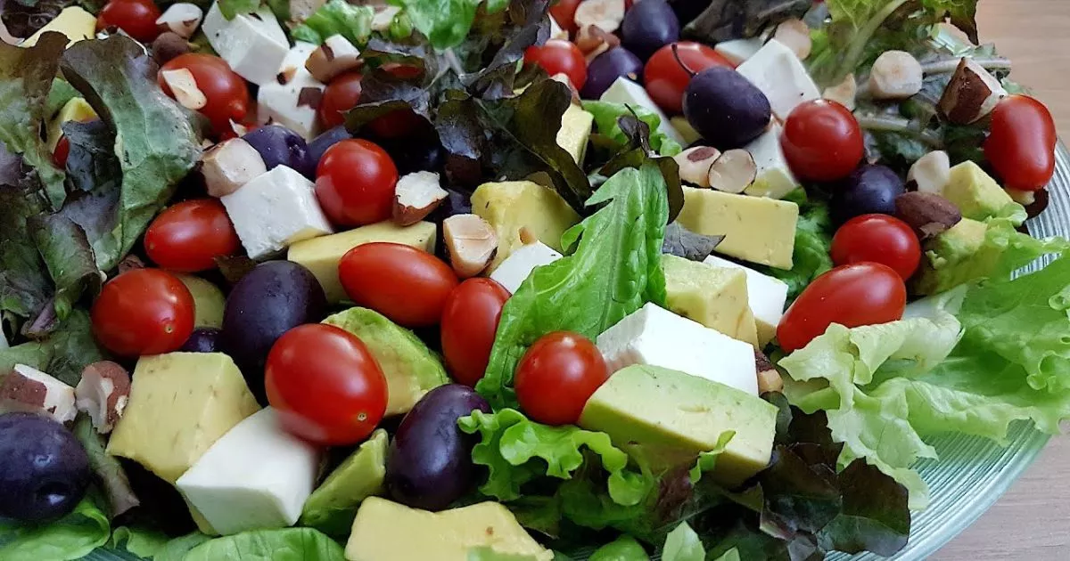 Preparar uma salada de alface com abacate é uma opção refrescante e saudável para qualquer...