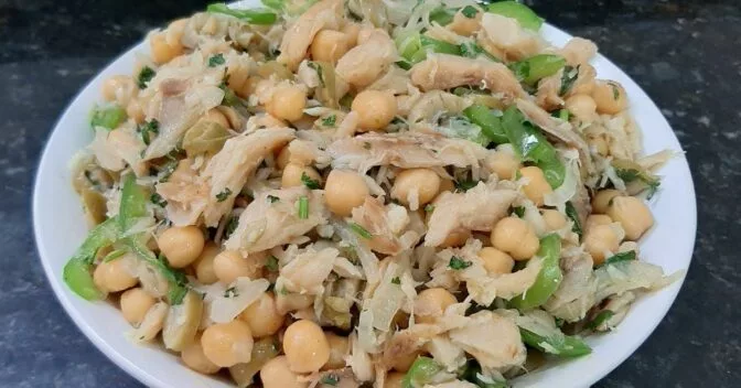 Saladas: Como Fazer Salada de Bacalhau com Grão de Bico: Uma Receita que Encanta Quem Experimenta