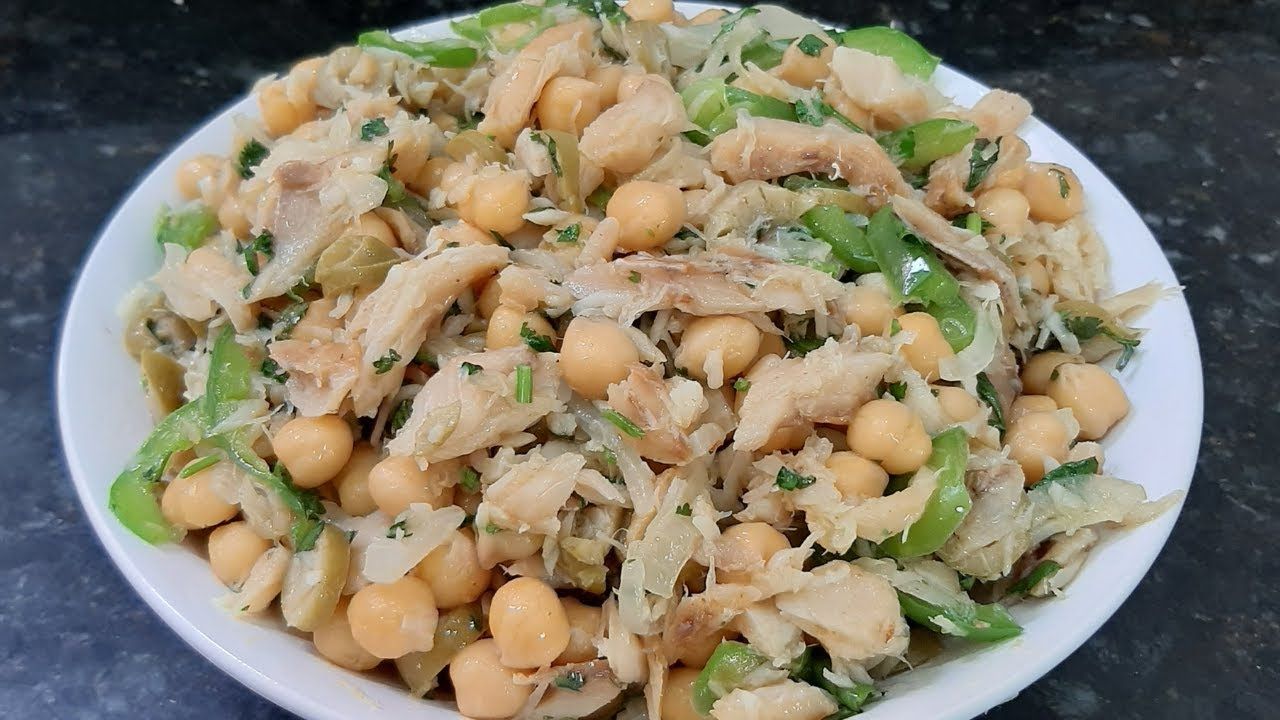 A salada de bacalhau com grão de bico é uma opção versátil e saborosa, ideal...