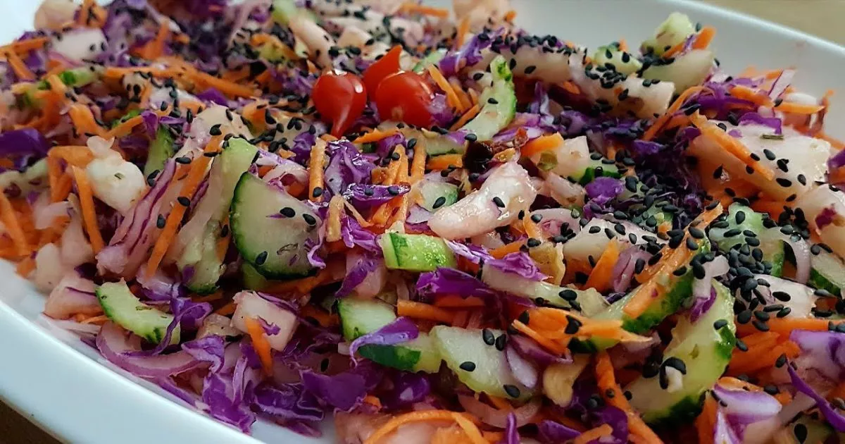 A salada de repolho com cenoura e abacaxi é uma opção deliciosa e saudável para...