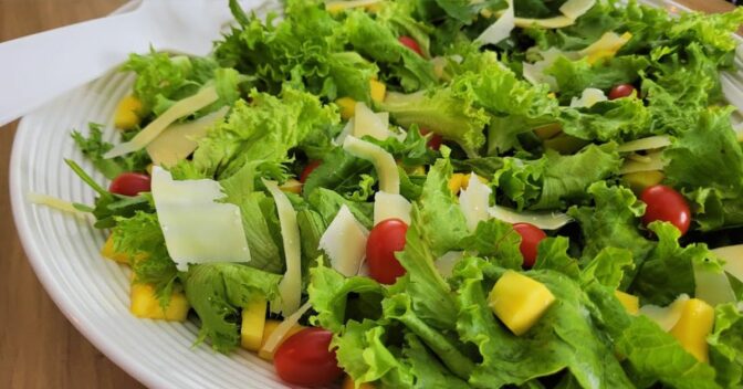 Saladas: Aprenda a Preparar essa Deliciosa Receita de Salada Verde com Manga e Lascas de Parmesão