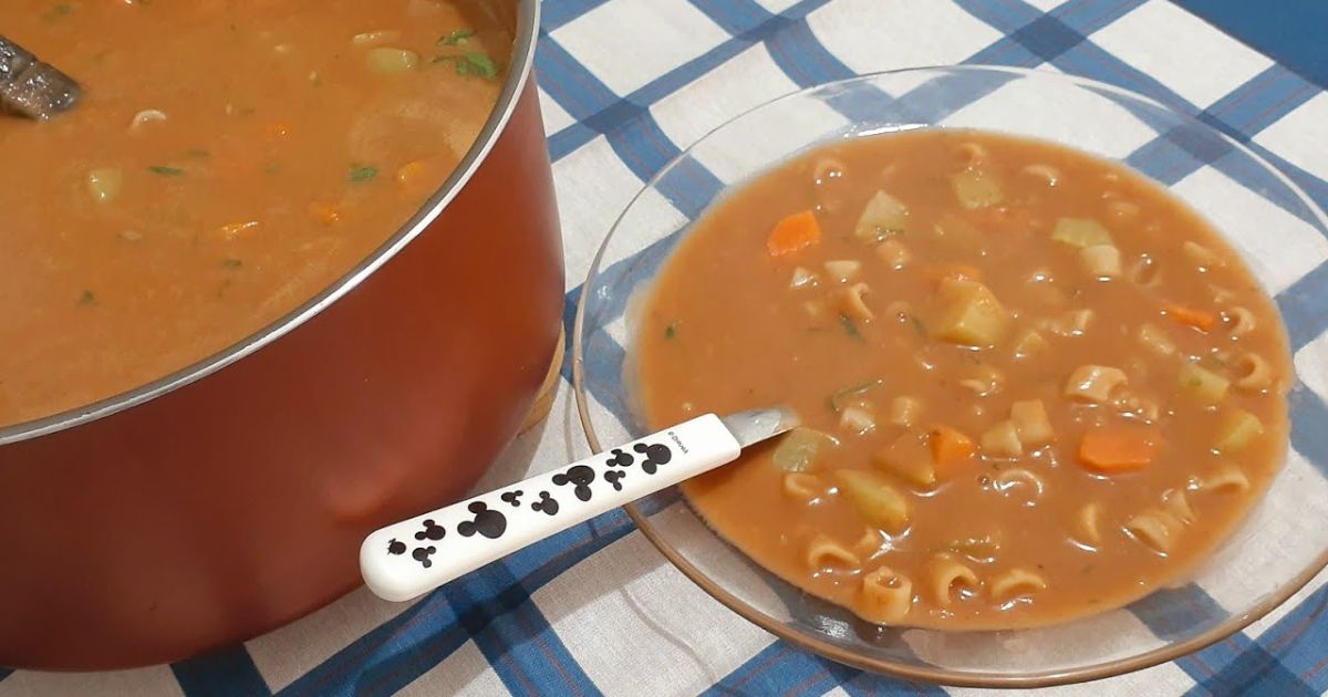 A sopa de feijão é uma opção deliciosa e reconfortante para os dias mais frios....