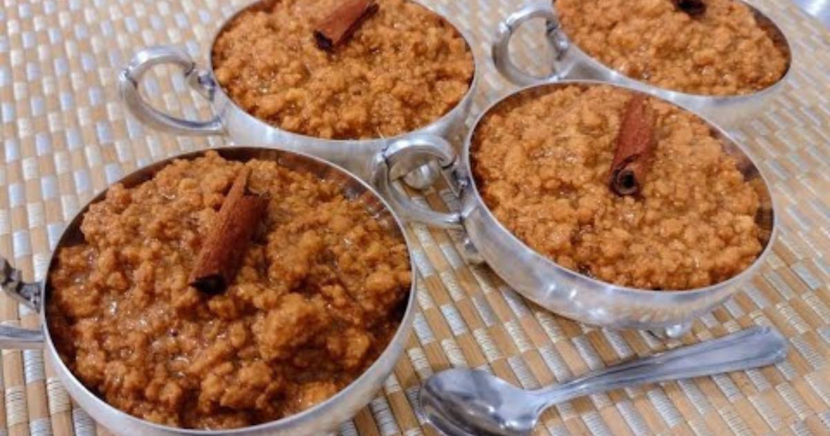 A ambrosia é um doce tradicional feito com leite e açúcar, aromatizado com canela e...