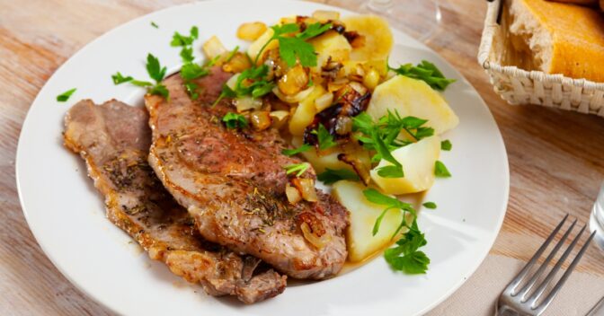 Carnes: Bife na Panela de Pressão com Batatas Simples e Rápido de Fazer