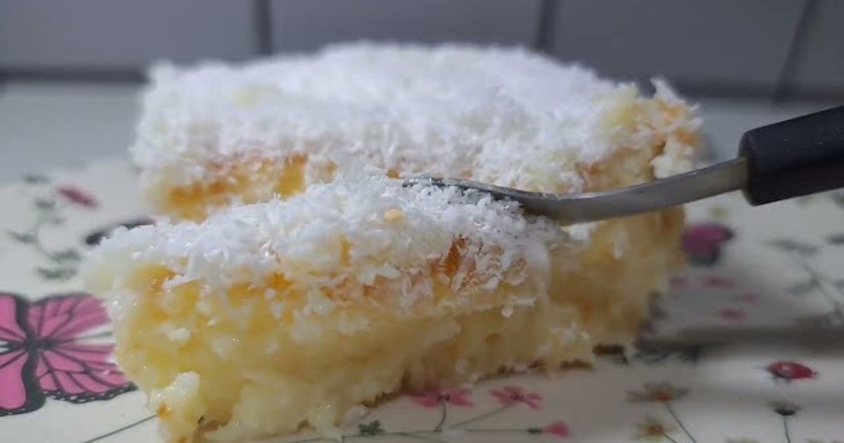 O bolo molhadinho de coco com calda simples é uma sobremesa deliciosa, perfeita para qualquer...